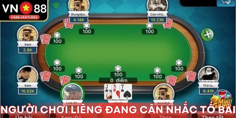 Người chơi Liêng đang cân nhắc tố bài Người chơi Liêng đang cân nhắc tố bài